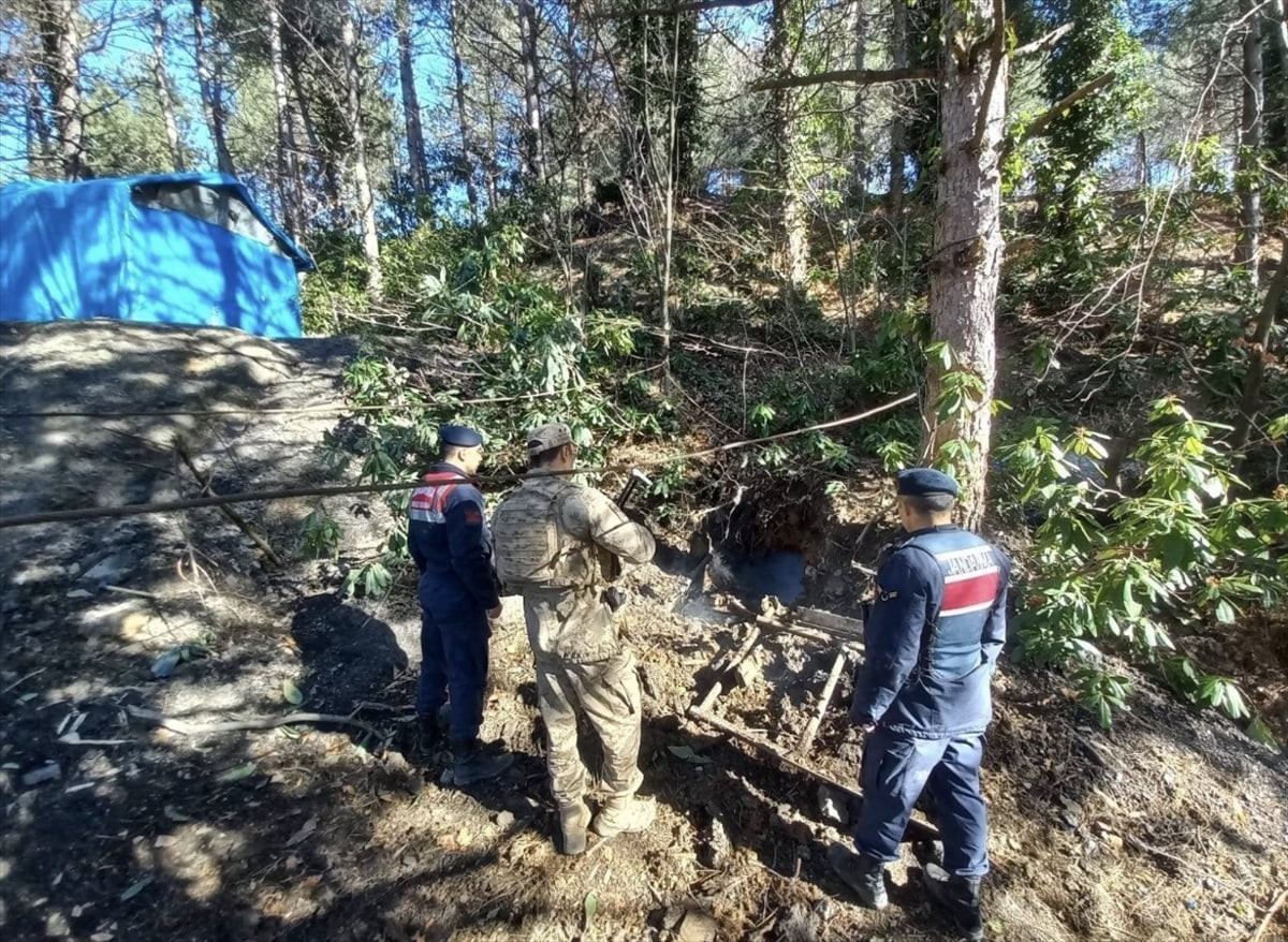 Zonguldak'ta ruhsatsız işletildiği belirlenen 6 maden ocağı kapatıldı. Ekipler, ruhsatsız...