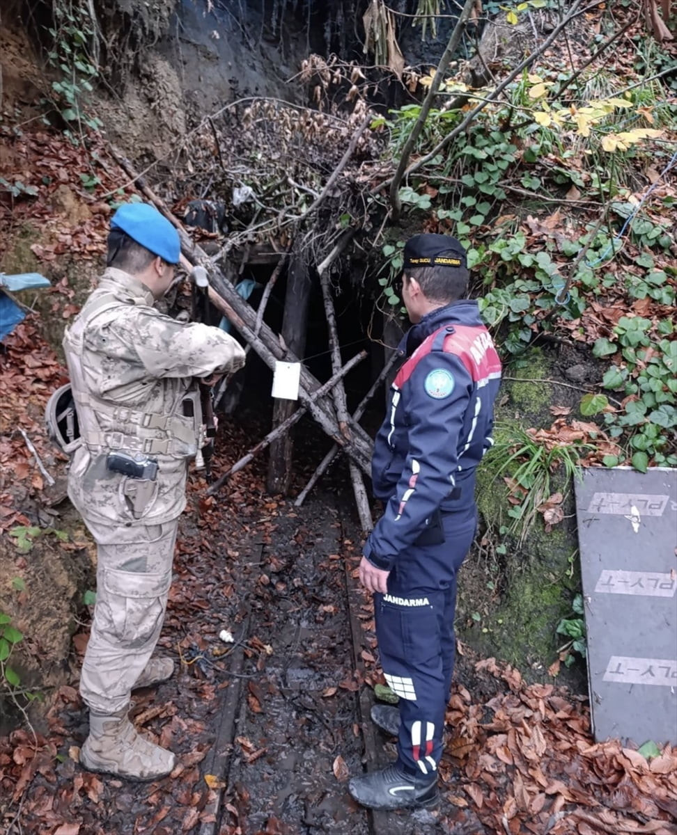 Zonguldak'ta ruhsatsız işletildiği belirlenen 7 maden ocağı kapatıldı. Ekipler, ruhsatsız...