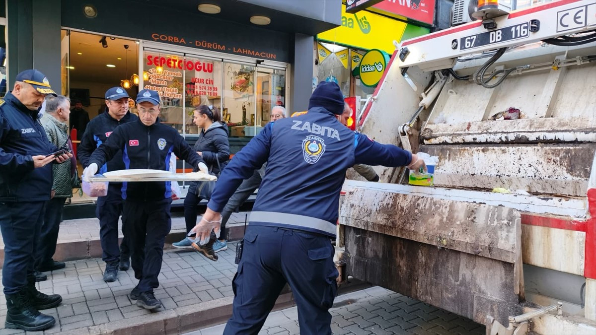 Zonguldak'ta sağlığa aykırı koşullarda üretim yapıldığı belirlenen pide imalathanesi...