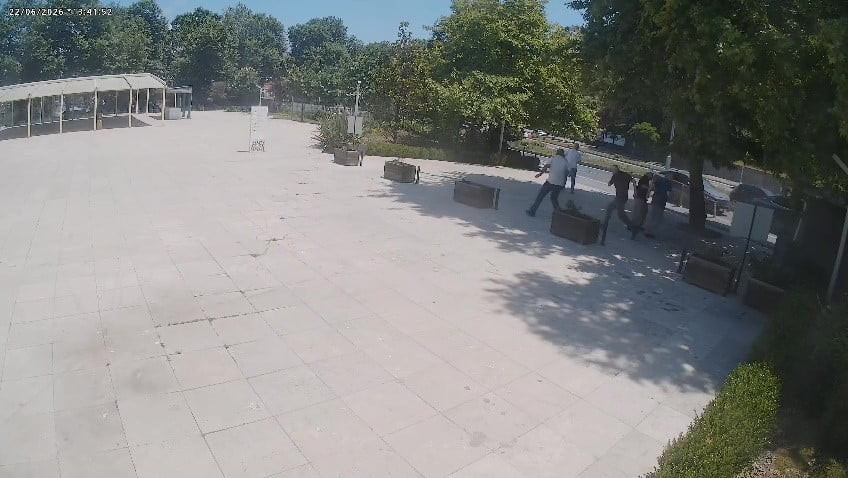 ZONGULDAK'TA ÜÇ ARACIN KARIŞTIĞI KAZANIN GÜVENLİK KAMERASI ORTAYA ÇIKTI. ARAÇLARDAN BİRİ CAMİ...