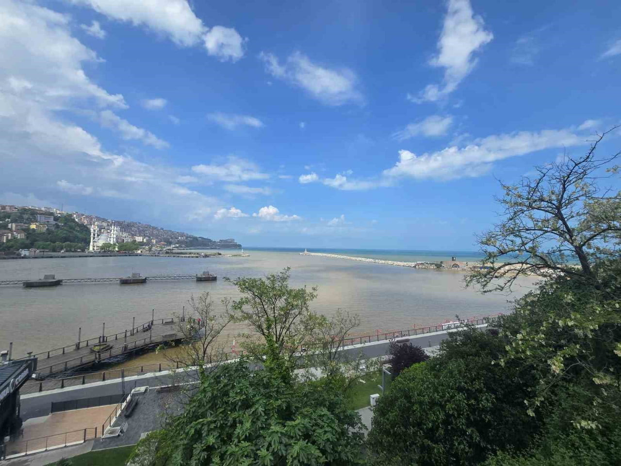 ZONGULDAK'TA YAĞIŞLAR SONRASI DERELERDEN AKAN ÇAMURLU SULARIN DÖKÜLDÜĞÜ ZONGULDAK LİMANI'NDA...