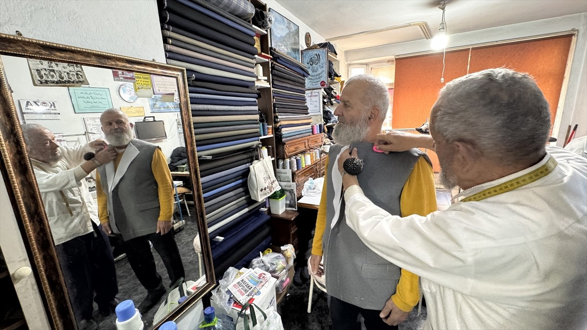 Zonguldak'ta yarım asrı aşkın süredir terzilik yapan İsmail Gürsoy (sağda) ve Osman Ağaryılmaz...