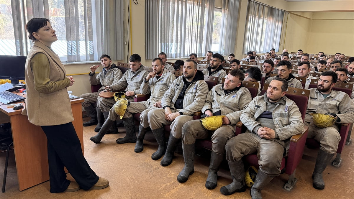 Zonguldak'ta Yeşilay Şube Başkanlığınca düzenlenen eğitimlerle Türkiye Taşkömürü Kurumunda (TTK)...