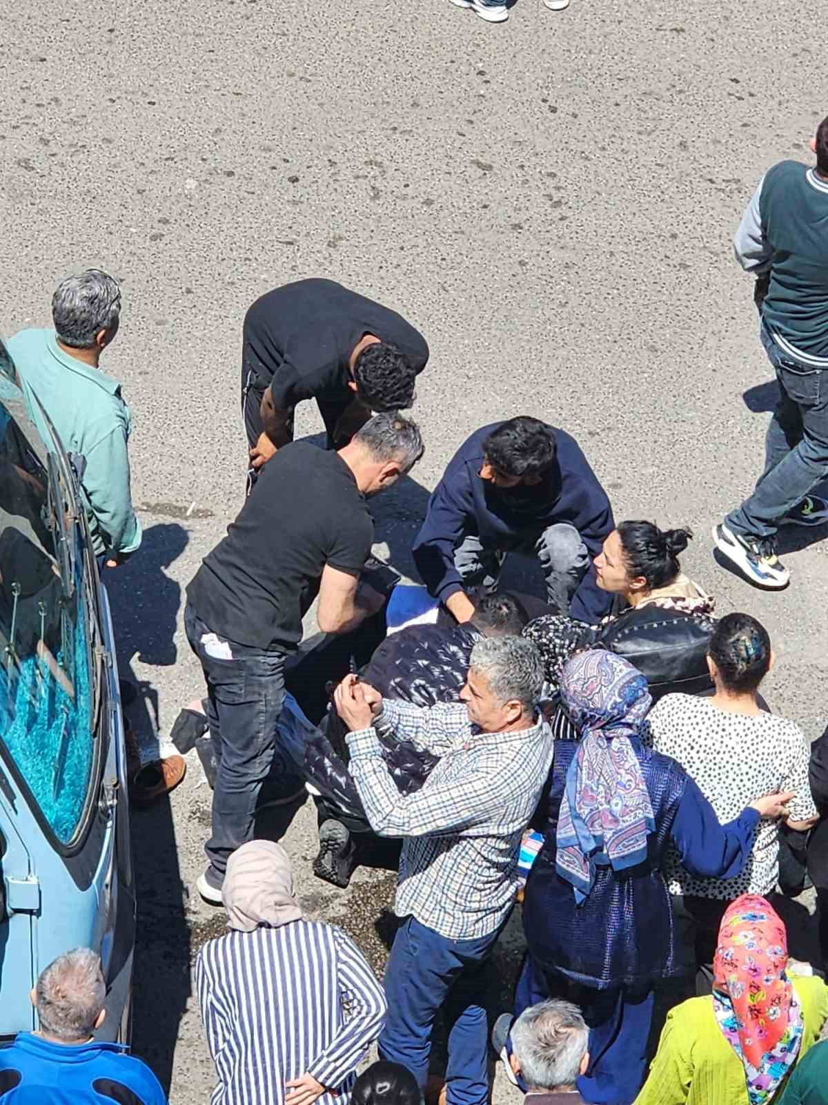 ZONGULDAK'TA YOLUN KARŞISINA GEÇMEYE ÇALIŞAN B.A. İSİMLİ KADINA MİNİBÜS ÇARPTI. ÇARPMANIN...
