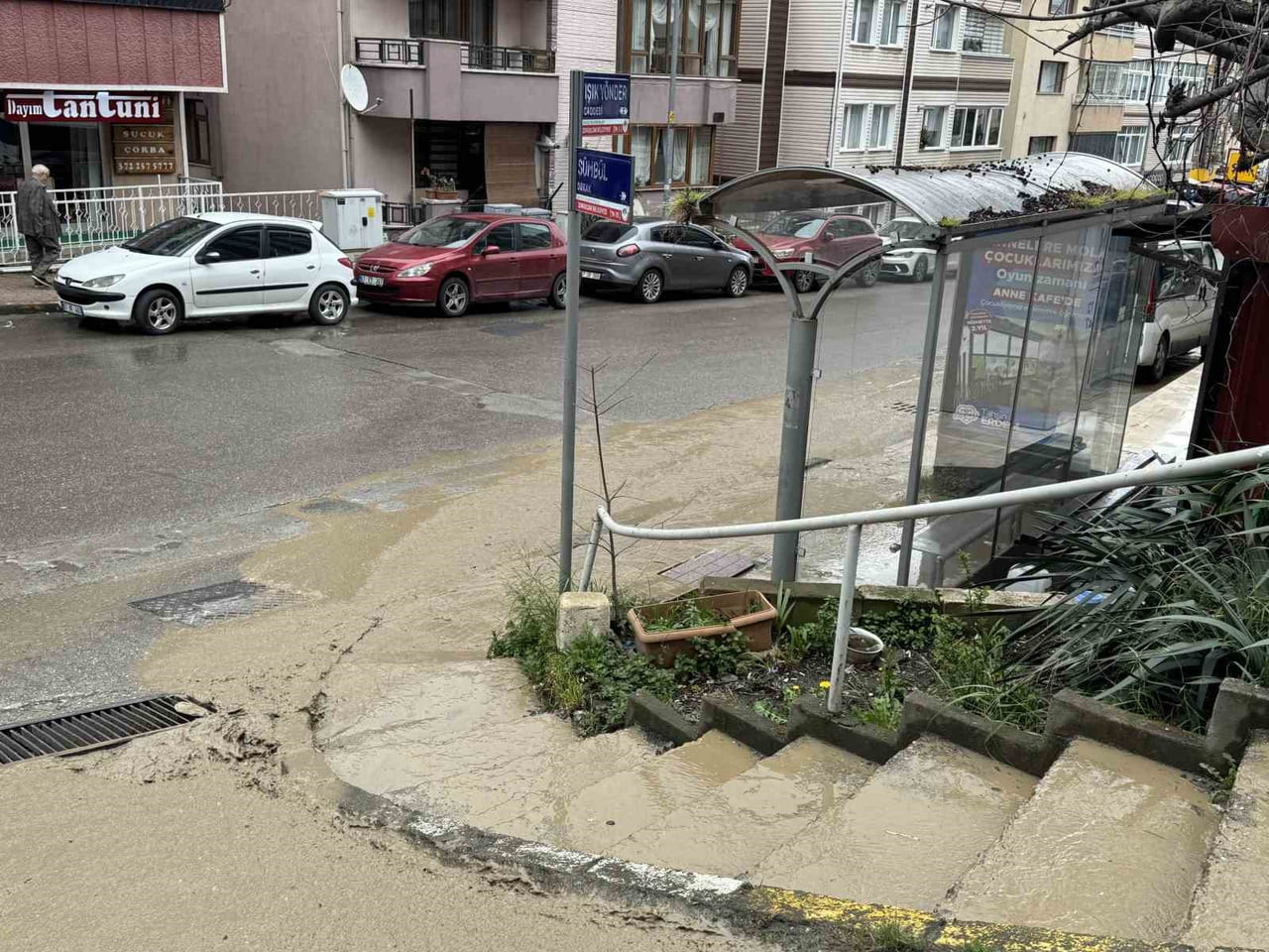 ZONGULDAK(İHA)-ZONGULDAK BELEDİYESİNİN PATLATTIĞI SU BORUSU NEDENİYLE TONLARCA SU BOŞA AKTI.