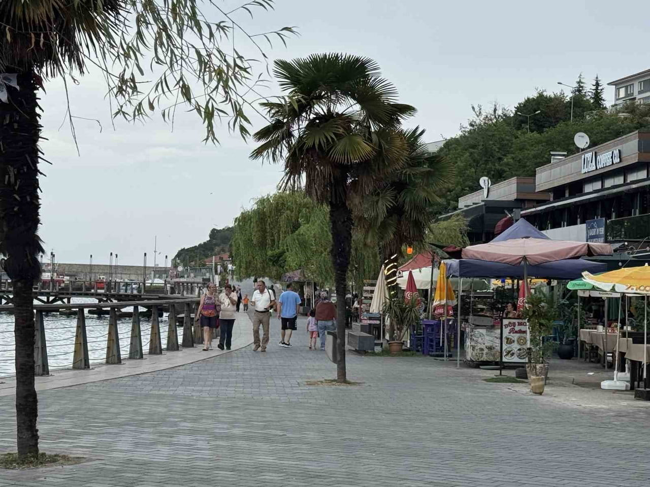 ZONGULDAK(İHA)-ZONGULDAK’TA HAVANIN SICAK OLMASINI FIRSAT BİLEN SAHİLLERE KOŞTU.
