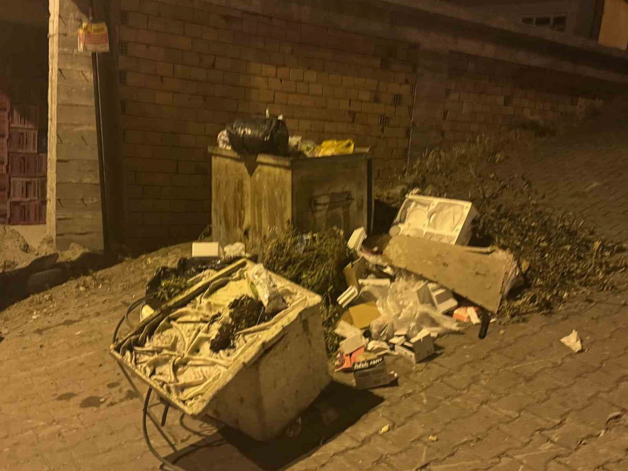 ZONGULDAK(İHA)-ZONGULDAK’TA TOPLANMAYAN ÇÖPLER VATANDAŞIN TEPKİSİNE NEDEN OLDU.