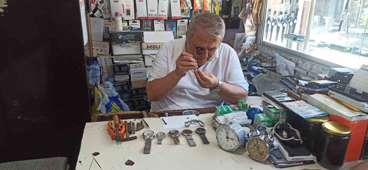 ZONGULDAK’IN DEVREK İLÇESİNDE 52 YILDAN BU YANA SAAT TAMİRCİLİĞİ YAPAN MEHMET ALTUNSOY İSİMLİ USTA...