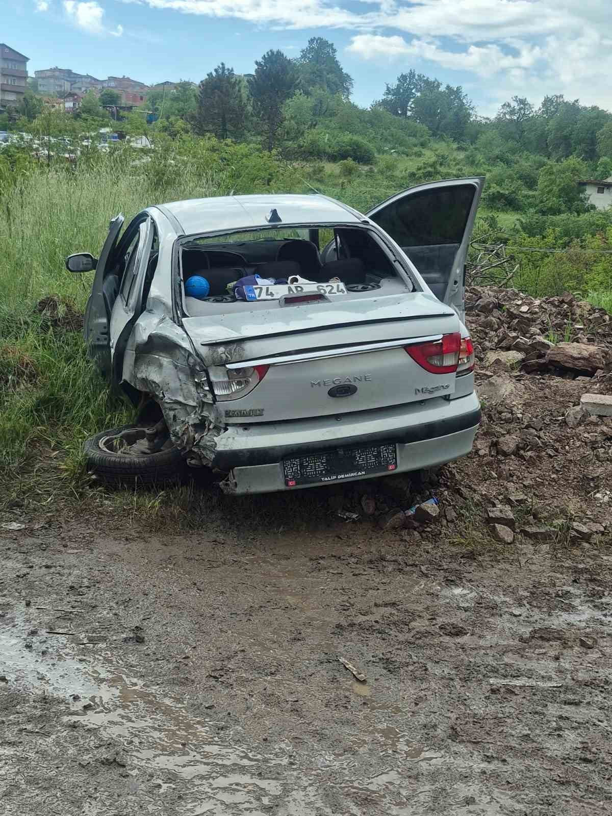 ZONGULDAK’IN EREĞLİ İLÇESİNDE TIR İLE OTOMOBİLİN ÇARPIŞTIĞI TRAFİK KAZASINDA 6 KİŞİ YARALANDI....
