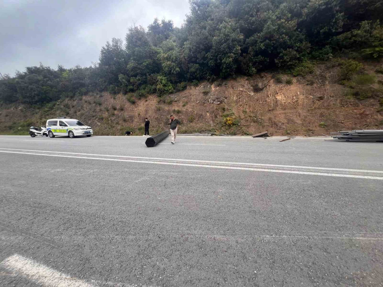ZONGULDAK’IN KARADENİZ EREĞLİ İLÇESİNDE ORGANİZE SANAYİ BÖLGESİ YOLUNDA KONTROLDEN ÇIKAN TIRIN...