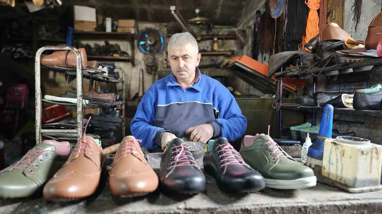ZONGULDAK’TA ÇOCUK YAŞTA ÖĞRENMEYE BAŞLADIĞI AYAKKABI İMALATÇILIĞINI 26 YILLIK ATÖLYESİNDE...