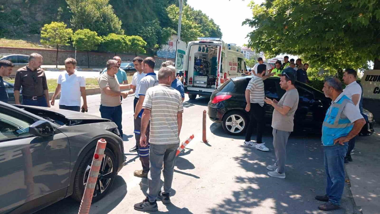 ZONGULDAK’TA KONTROLDEN ÇIKAN HAFİF TİCARİ ARAÇ, 3 OTOMOBİLE ÇARPTIKTAN SONRA CAMİ BAHÇESİNE...