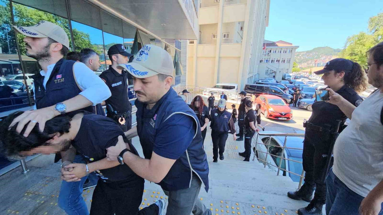 ZONGULDAK’TA POLİS EKİPLERİNCE YASA DIŞI SOL TERÖR ÖRGÜTLERİNE YÖNELİK DÜZENLENEN OPERASYONDA...