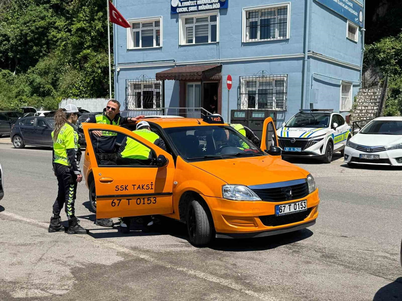 ZONGULDAK’TA TRAFİK UYGULAMASINDA ARANMASI BULUNAN Ü.R.G İSİMLİ ŞAHIS TAKSİ KULLANIRKEN...