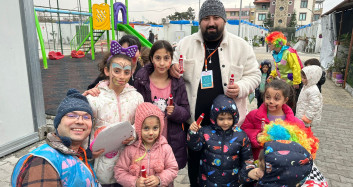 11 kişilik gönüllü ekip "Tebessüm" projesiyle depremzede çocukları yalnız bırakmadı!