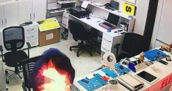 Tamir Etmeye Çalıştığı Telefon Bomba Gibi Patladı