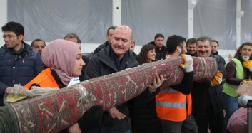 Bakan Soylu ve Koca, Depremzedeler İçin Yardımların Paketlenmesine...
