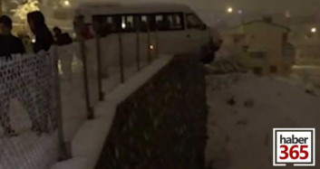 Direksiyon Kalp Krizi Geçirdi Minibüs Tellere Asılı Kaldı
