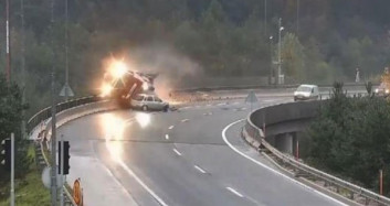 Slovenya'da TIR Köprüden Aşağıya Uçtu!