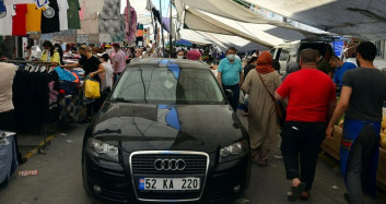‘3 Tişört Alana Otomobil Bedava!' İstanbul’da, Pazar Alanına Park Edilen Otomobili Esnaf Yolun Ortasına Taşıdı