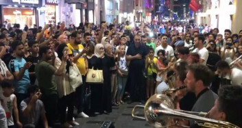 Fransız Müzik Grubundan İstiklal Caddesinde Muhteşem Konser