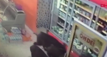 Yiyecek Bulmakta Zorlanan Domuzlar Markete Girdiler