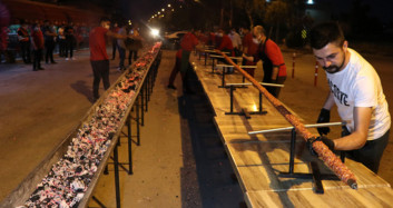 35 Metrelik Kebapla ve Havai Fişekle Restoranların Açılışının Kutladı