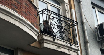 Şişli'de Balkondan Aşağı Sarkan Çocuk Görenleri Korkuttu	