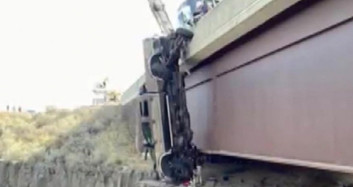 ABD'de Yoldan Çıkan Kamyonet 30 Metre Yükseklikte Asılı Kaldı