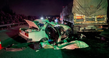 Adana'da Otomobil, Tırın Altında Kaldı