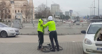 Adana'da Polis, Yeleğini Üşüyen Gence Verdi