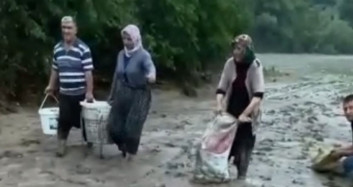 Adana'da Selin Tarlaya Savurduğu Balıkları Vatandaşlar Topladı