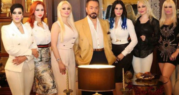 Adnan Oktar: Minik Etekli, Dekolteli Namaz Kılınır