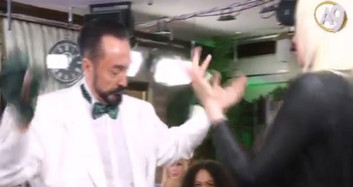 Adnan Oktar ve Kedicikten Dans Şov