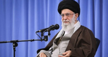 İran'ın Dini Lideri Hamaney Kasım Süleymani'nin Cenaze Töreni Esnasında Gözyaşlarına Hakim Olamadı