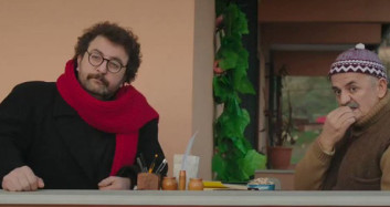 Şair Lütfü Ayşe'ye Şiir Okudu