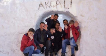 Köyde Kar Tüneli Yaparak Komşuya Gidebiliyorlar