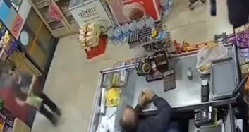Aldığı atıştırmalığın İsrail malı olduğunu öğrenince koşa koşa geri vermeye geldi: Müslüm abi, bu İsrail malıymış!