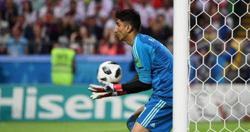 İran Kalecisi Beiranvand Öyle Bir Pas Attı ki Görenler İnanamadı!