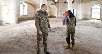 Aliyev ile Eşinden İnce Hareket