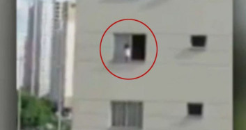 Pencereye Çıkan 3 Yaşındaki Çocuk Yürekleri Ağza Getirdi!