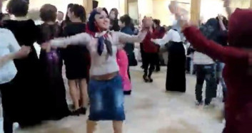 Başı Kapalı Kadının Rezil Dansı!	