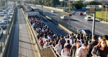 Altunizade Metrobüs İstasyonundaki Yoğunluk Görüntülendi