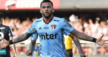 Dani Alves'e Maç Esnasında Büyük Şok Yaşadı