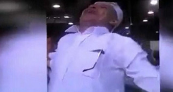 Görme Engelli Adam Kabe'yi Görünce, Gözleri Açıldı!
