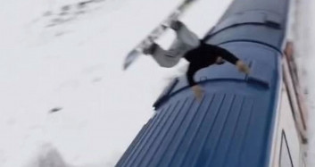 Ankara-Kars seferinde Snowboardcu Süleyman Atlı’nın tren üzerindeki akrobatik hareketleri!