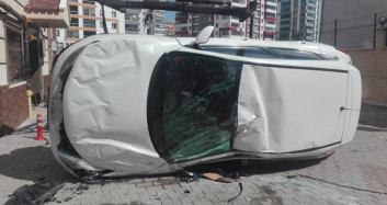 Ankara'da Pedalları Karıştıran Sürücü Duvardan Uçtu