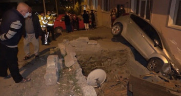 Aracı İle Binaya Çarptı: Mahalleli Deprem Oldu Sandı