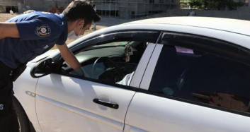 Hava Sıcak Dedi Pantolonunu Çıkardı!