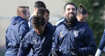 Arda Turan’dan Emre Belözoğlu’na Ders